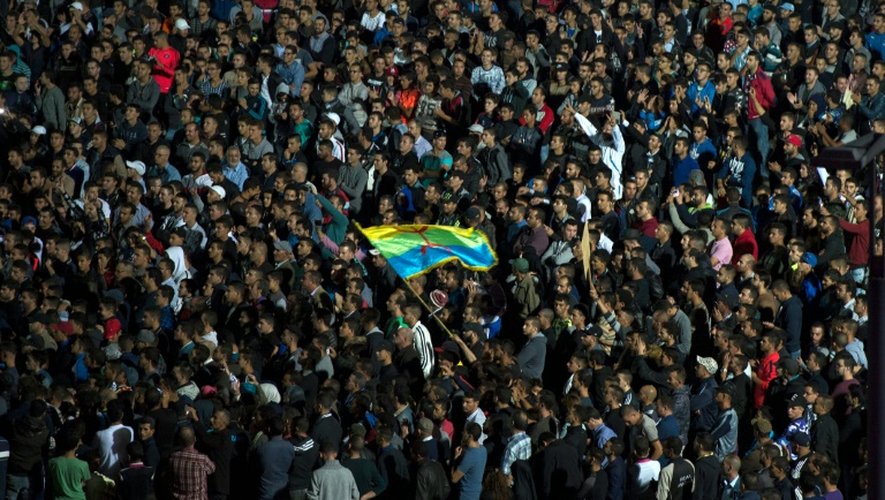 Des manifestants agitent le drapeau berbère en défilant le 30 octobre à Al Hoceima en soutien à un vendeur de poisson, broyé par une benne à ordure