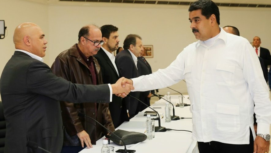 Le président Nicolas Maduro et l'un des plus hauts responsables de l'opposition, Jesus Torrealba, à l'ouverture d'une réunion le 30 octobre 2016 à Caracas