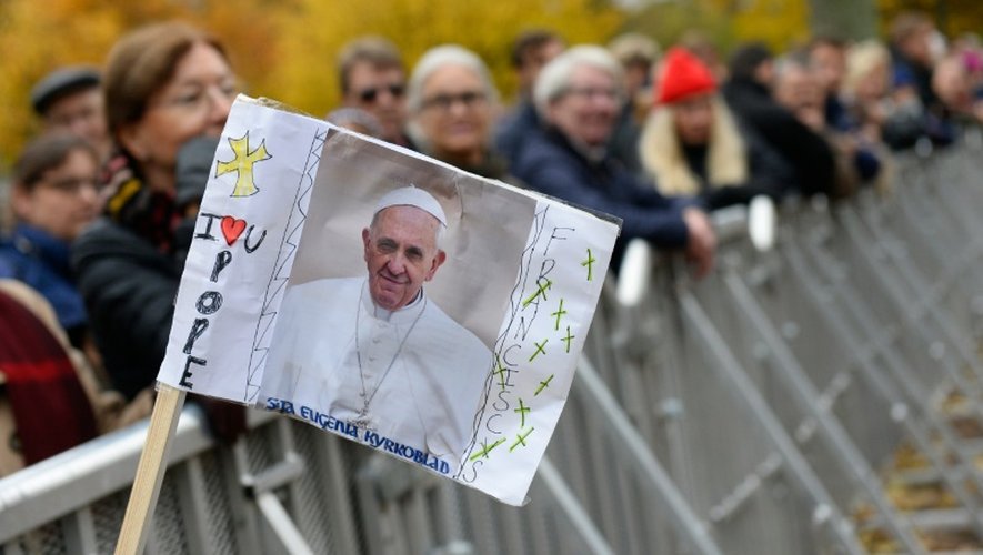 Des Suédois attendent l'arrivée du pape François devant la Cathédrale de Lund, en Suède, le 31 octobre 2016
