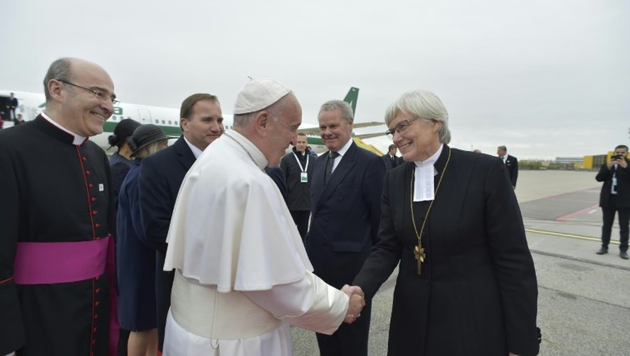 Le pape François accueilli à l'aéroport de Malmö, en Suède, par Antje Jackelen, archevêque de l'Eglise luthérienne suédoise, le 31 octobre 2016. Photo distribuée par le service de presse du Vatican