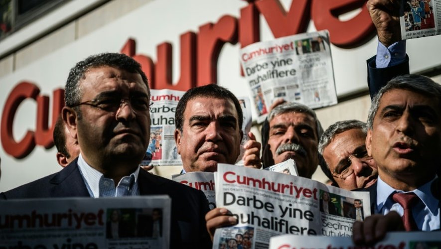 Des députés de l'opposition manifestent devant les locaux du quotidien Cumhuriyet le 21 octobre 2016 à Istanbul