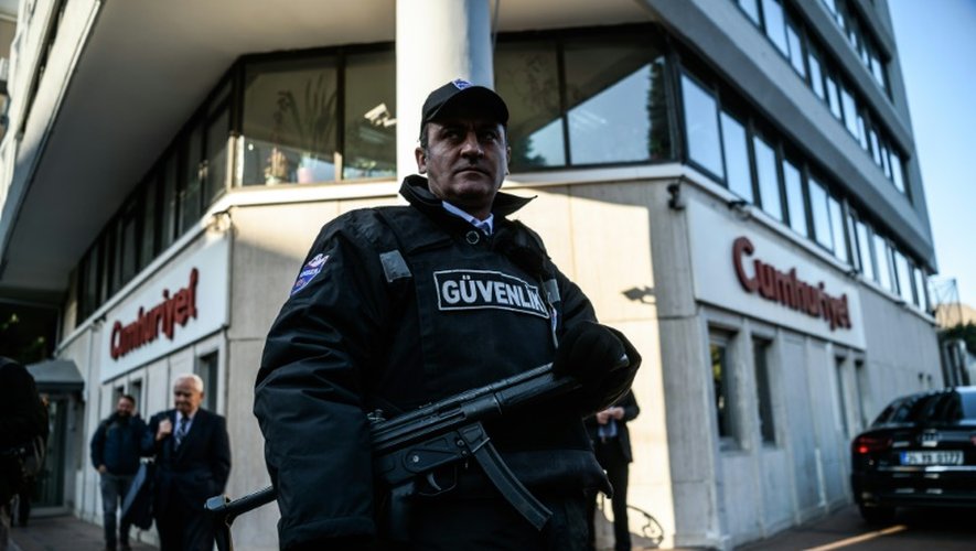 Un agent de sécurité devant les locaux du  quotidien Cumhuriyet le 21 octobre 2016 à Istanbul