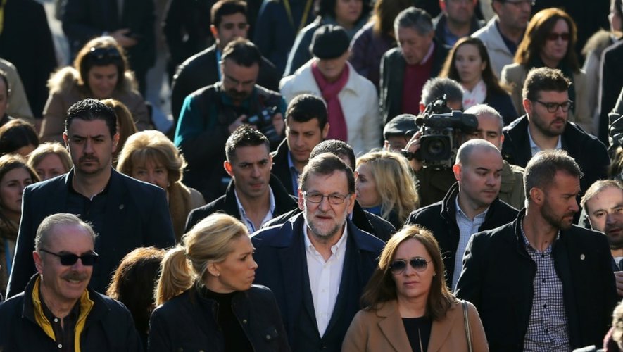 Le Premier ministre espagnol Mariano Rajoy au milieu de la foule près d'un bureau de vote à Madrid, le 20 décembre 2015