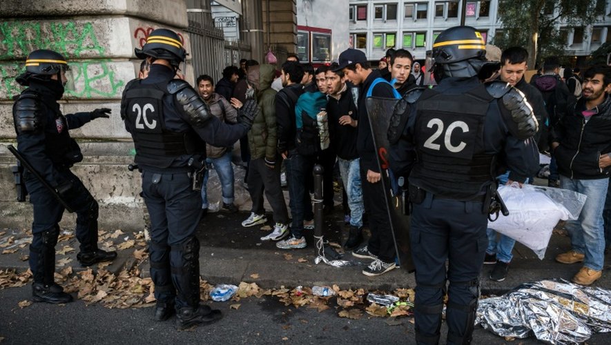 Des migrants lors d'une opération de contrôle d police le 31 octobre 2016 dans le nord de Paris