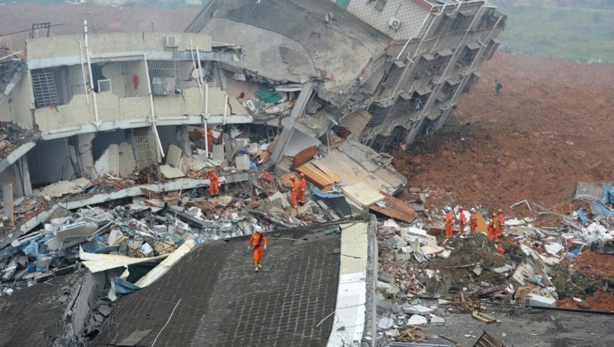 Les secours au milieu des ruines d'un immeuble effondré en raison de d'un glissement de terrain le 20 décembre 2015 à Shenzen