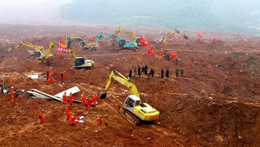 Les secours sur la zone industrielle laminée par un glissement de terrain le 20 décembre 2015 à Shenzen