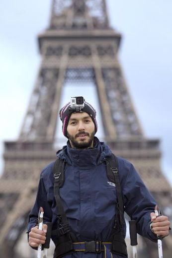 Le jeune archéologue Mohamed Bekada, surnommé "Becket", pose devant la Tour Eiffel à Paris le 26 décembre 2014