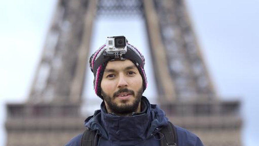 Le jeune archéologue Mohamed Bekada, surnommé "Becket", pose devant la Tour Eiffel à Paris le 26 décembre 2014