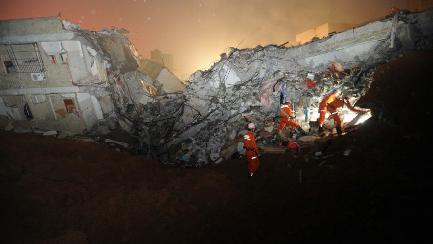 Les secours au milieu des ruines d'un immeuble effondré en raison de d'un glissement de terrain le 20 décembre 2015 à Shenzen