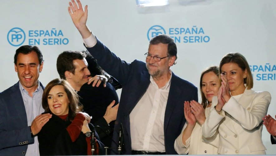 Le Premier ministre sortant Mariano Rajoy  et sa femme Elvira Fernandez au soir des législatives le 20 décembre 2015 à Madrid