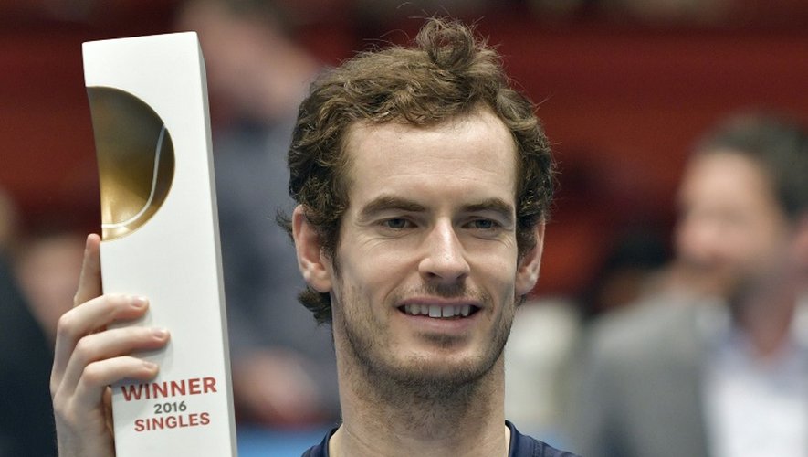 Le Britannique Andy Murray avec le trophée du tournoi de Vienne, le 30 octobre 2016