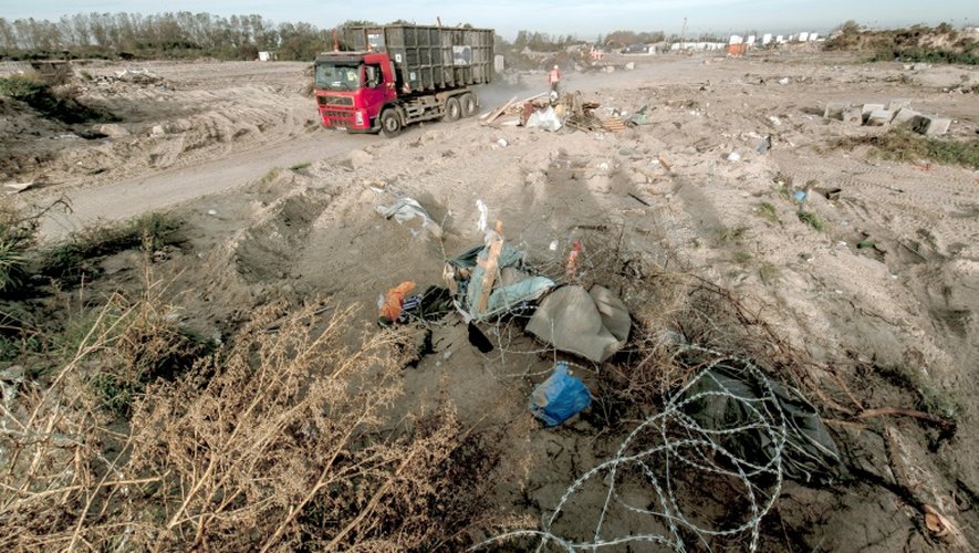 Un camion passe sur le site de la "Jungle" de Calais lors des opérations de démantèlement du bidonville, le 31 octobre 2016