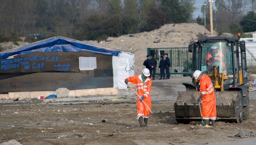 Des ouvriers sur le site de la "Jungle" de Calais en cours de démantèlement le 31 octobre 2016