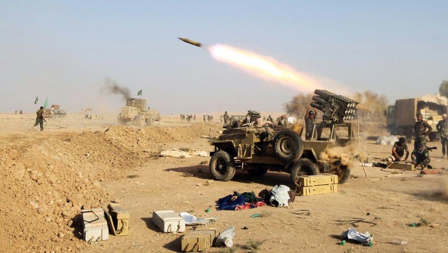 Des combattants chiite tirent un missile en direction du village de Salmani, au sud de Mossoul, en Irak, le 30 octobre 2016
