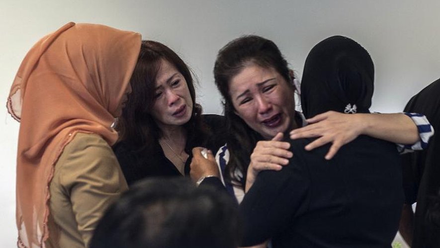 Les proches des passagers de l'avion d'AirAsia, le 29 décembre 2014 à l'aéroport du Surabaya