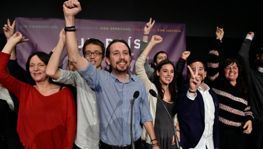Pablo Iglesias (C) célèbre le score de Podemos aux légisatives le 20 décembre 2015 à Madrid