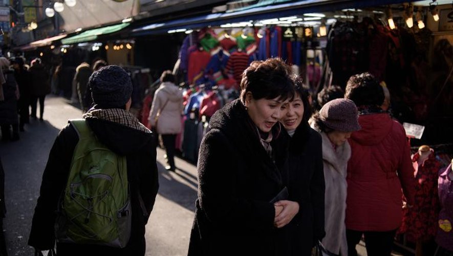 Des habitantes de Seoul le 11 décembre 2014 dans une rue de la capitale sud-coréenne