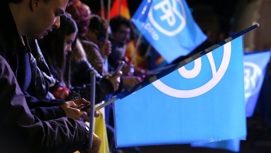Les partisans du Parti populaire (PP) rassemblés devant le siège du parti le 20 décembre 2015 à Madrid