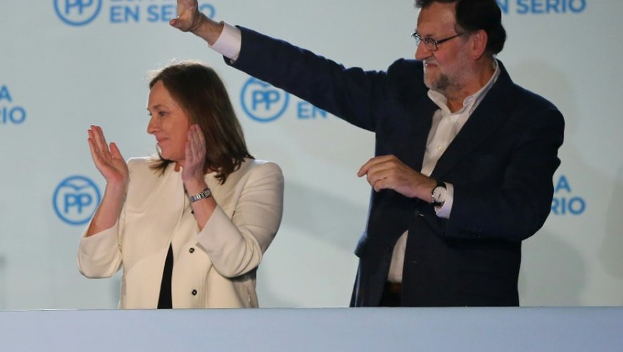 Mariano Rajoy et son épouse Elvira Fernandez au siège du Parti Populaire le 20 décembre 2015 à Madrid