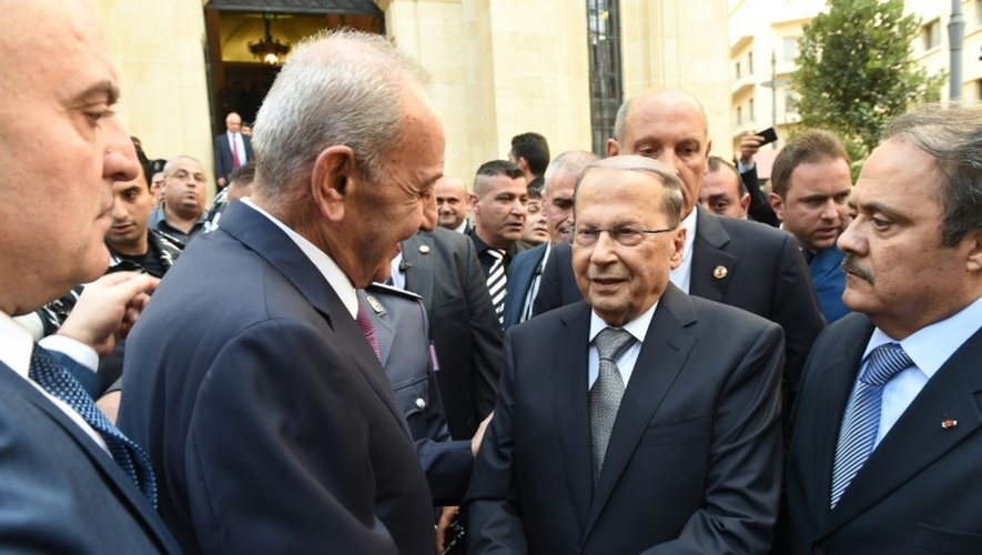 Le président Aoun (c) salué par le chef du Parlement Nabih Berri (2e l) après sa nomination à Beyrouth, le 31 octobre 2016