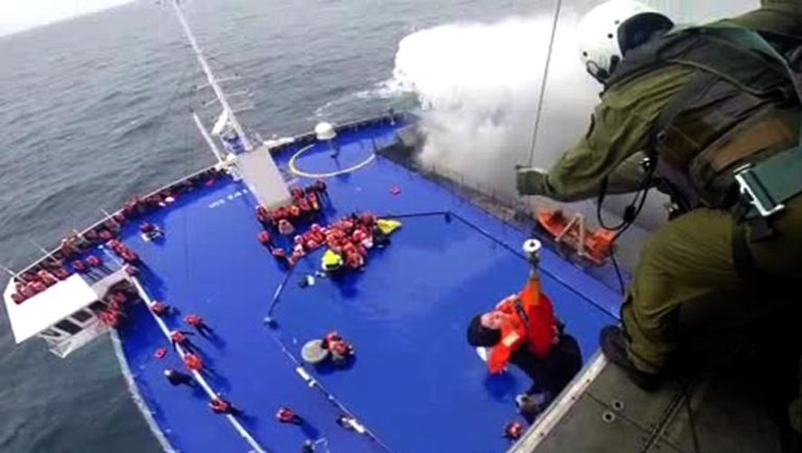 Capture d'écran d'une video fournie par la marine militaire italienne montrant le 28 décembre 2014 l'évacuation des passaters du ferry "Norman Atlantic" au large de l'Albanie