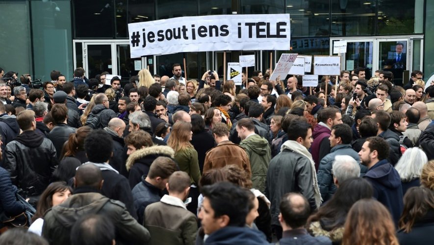 Rassemblement devant le siège d'iTELE, le 25 octobre 2016 à Boulogne-Billancourt près de Paris
