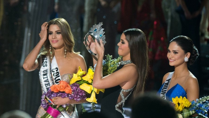 La couronne est enlevée de la tête de Miss Colombia (g), sacrée par erreur Miss Univers, le 20 décembre 2015 à Las Vegas pour être remise à Miss Philippines (d)