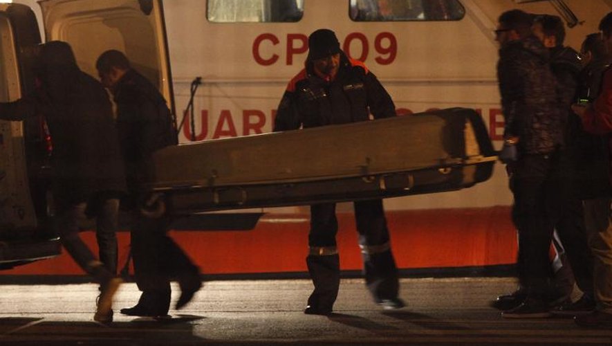 Le corps du passager décédé sur le ferry en feu dans l'Adriatique, à son arrivée le 28 décembre 2014 à Brindisi