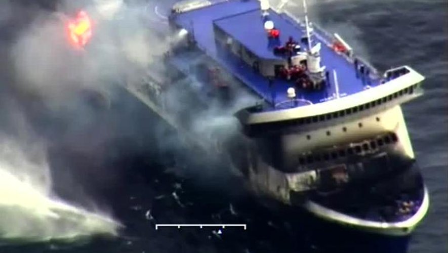 Photo fournie par les gardes-côtes italiens le 28 décembre 2014 montrant le ferry "Norman Atlantic" en feu au large des côtes de l'Albanie