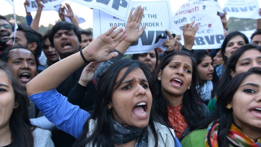 Des centaines de personnes protestent le 20 décembre 2015 devant la Cour suprême à New Delhi contre la libération du plus jeune condamné dans le viol collectif et le meurtre d'une étudiante en 2012, une affaire qui avait bouleversé le pays
