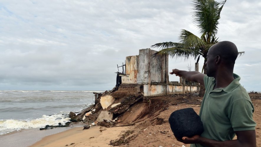 Les ruines d'un hôpital sur le rivage de de la lagune de Grand-Lahou, le 15 octobre 2015 en Côte d'Ivoire