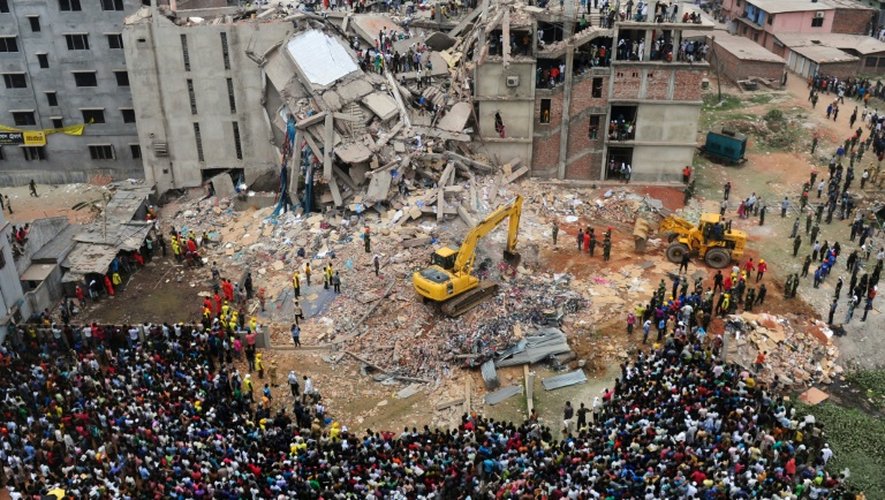 Des sauveteurs le 25 avril 2013 dans les ruines du Rana Plaza, le bâtiment industriel ndustriel qui s'est écroulé à Dacca au Bangladesh