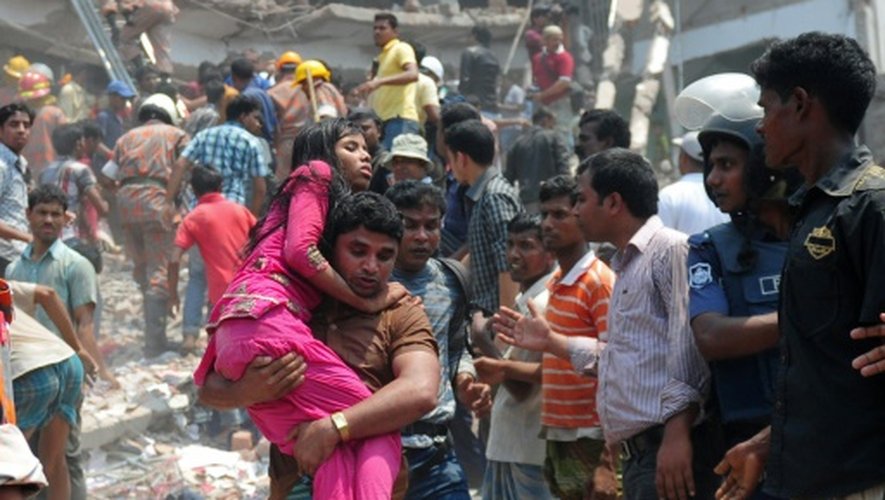 Des personnes secourues après l'effondrement du Rana Plazza le 24 avril 2015 à Dacca au Bangladesh
