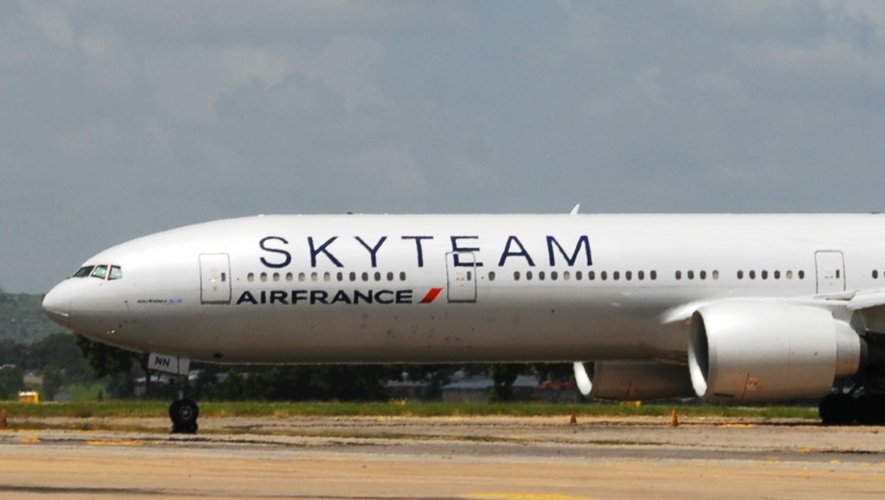 Un avion d'Air France, en provenance de l'île Maurice et à destination de Paris, sur l'aéroport Moi au Kenya le 20 décembre 2015