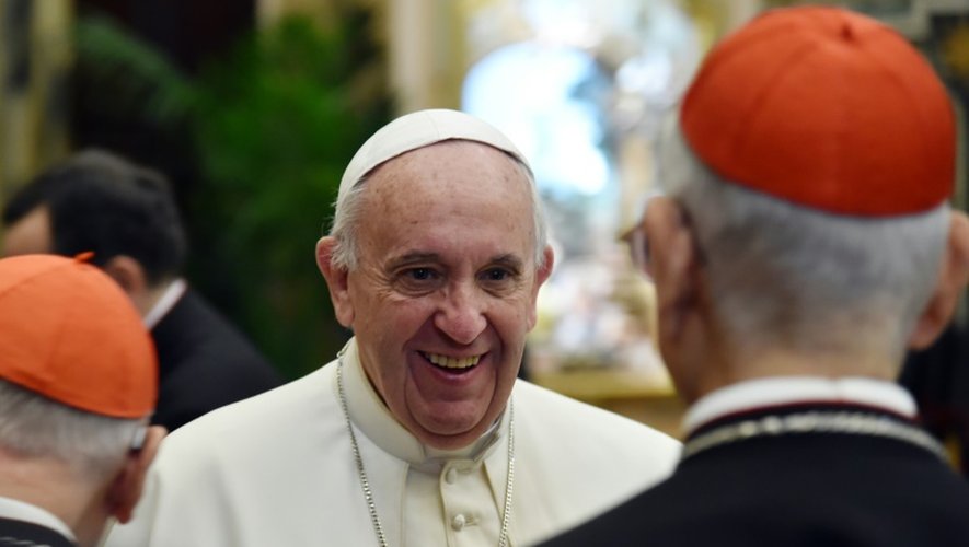 Le pape François (c), le 21 décembre 2015 avec des cardinaux lors de la cérémonie annuelle des voeux, au Vatican