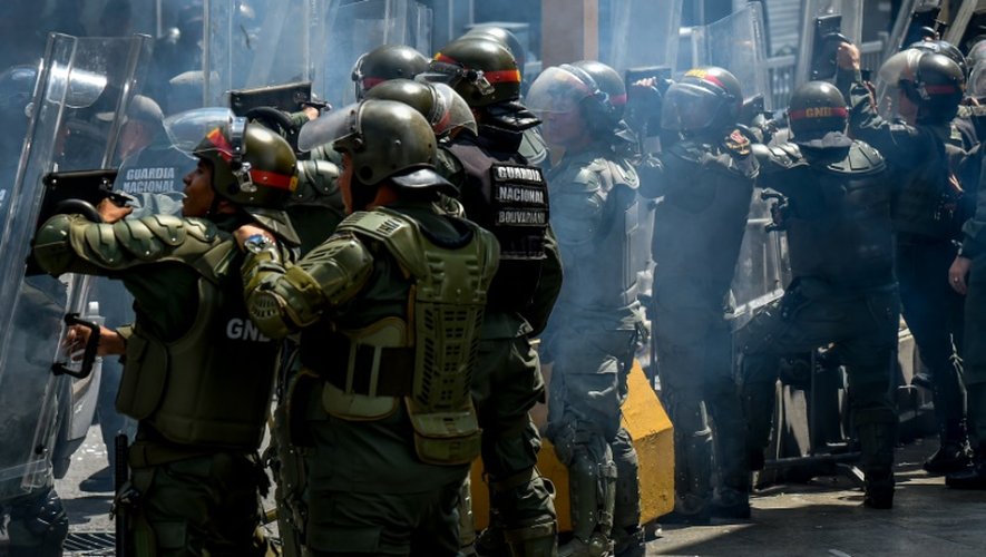 Des membres de la garde nationale protègent l'entrée du Parlement à Caracas, le 27 octobre 2016