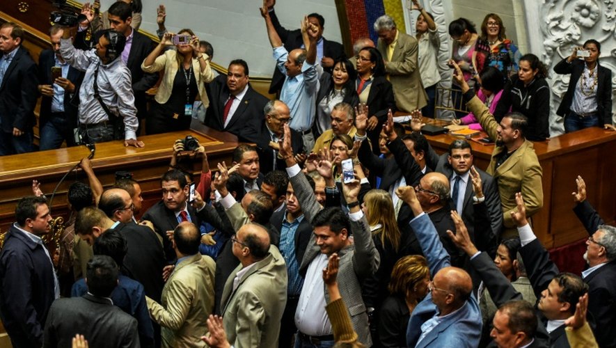 Les députés de l'opposition se prononcent pour l'ouverture d'une procédure en destitution contre le président Maduro lors d'un débat au Parlement à Caracas, le 25 octobre 2016
