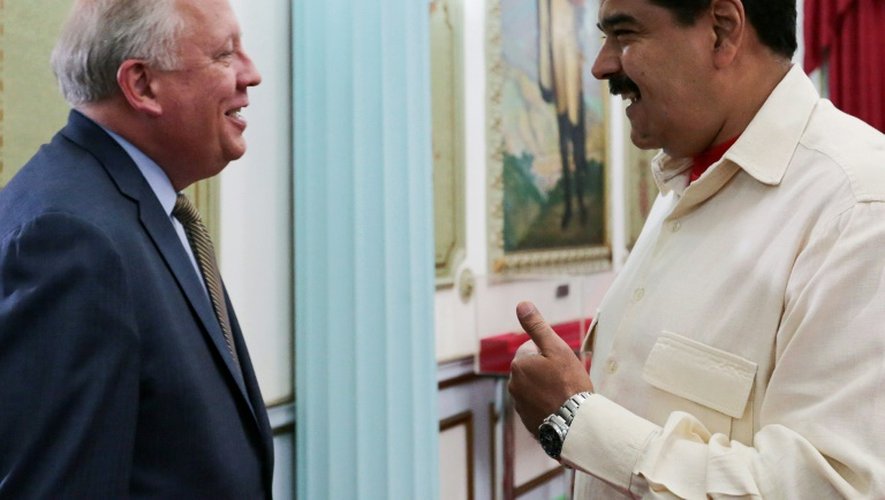 Le président du Venezuela Nicolas Maduro et le sous-secrétaire d'Etat américain Thomas Shannon (g) lors d'une rencontre à Caracas, le 31 octobre 2016