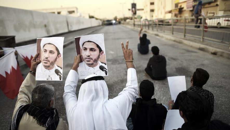 Des manifestants brandissent le portrait du leader de l'opposition arrêté au Bahreïn, cheikh Ali Salmane, le 28 décembre 2014 à Bilad al-Qadeem