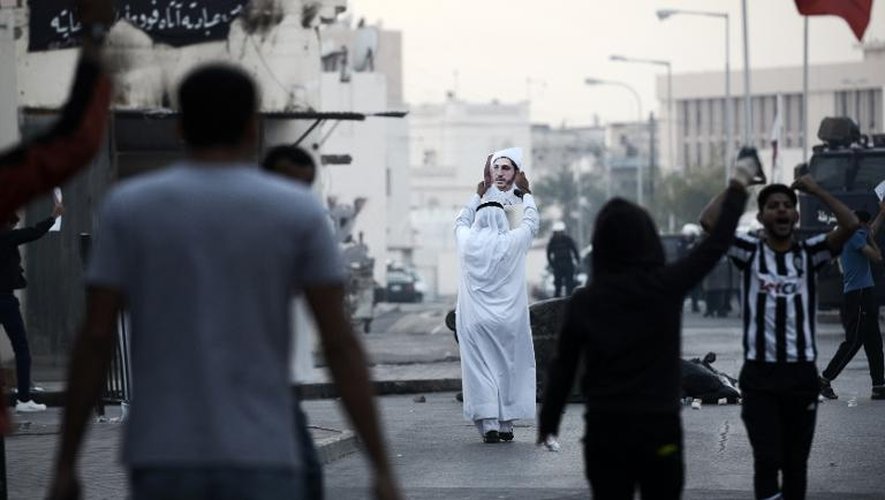 Un homme brandit le portrait du leader de l'opposition arrêté au Bahreïn, cheikh Ali Salmane, lors d'une manifestation, le 28 décembre 2014 à Bilad al-Qadeem