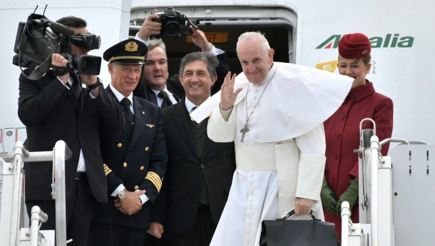 Le pape François salue la foule en montant à bord de son avion à Malmö en Suède, le 1er novembre 2016