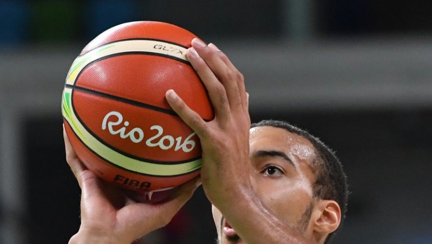 Le joueur de basket français Rudy Gobert marque un panier le 8 août 2016 à Rio de Janeiro durant les Jeux Olympiques