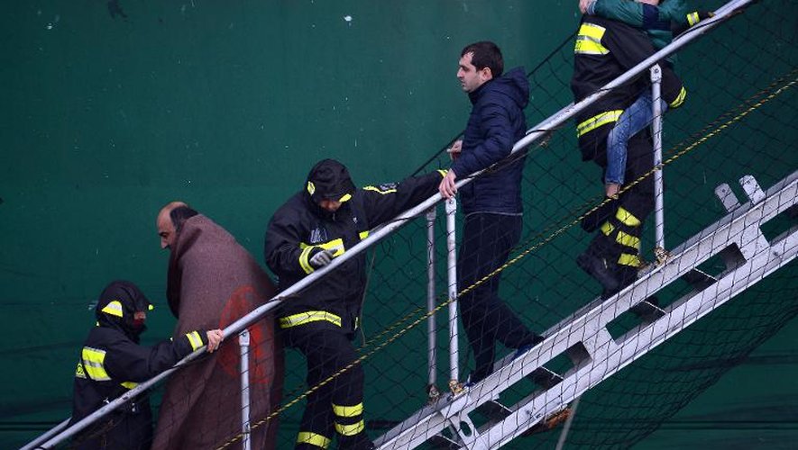 Des rescapés du "Norman Atlantic" à leur arrivée à bord du "Spirit of Piraeus" le 29 décembre 2014 à Bari en Italie