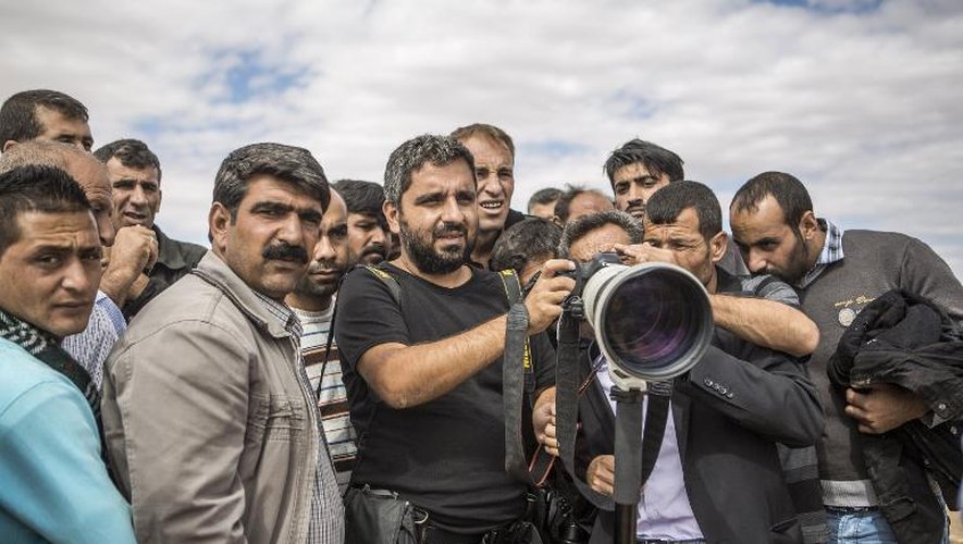Le photographe de l'AFP Bulent Kilic, désigné meilleur photographe d'agence de l'année 2014 par The Guardian, le 30 septembre 2014 dan sla ville turque de Suruc (sud-est)