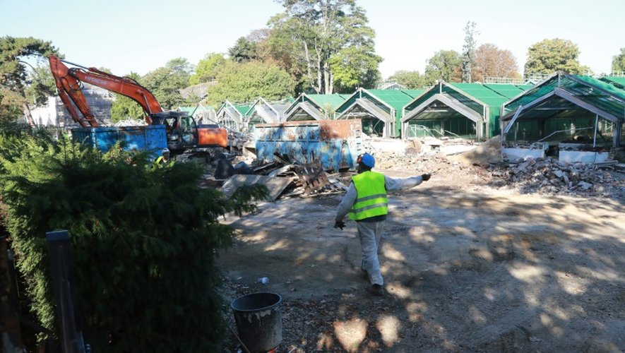 Un employé surpervise les travaux d'extension de Roland-Garros sur les serres d'Auteuil, le 5 octobre 2016