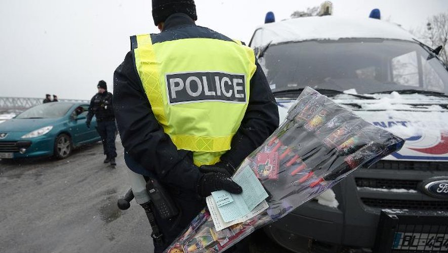 Un policier français tient des feux d'artifice saisis lors d'un contrôle de véhicule, le 29 décembre 2014 à Strasbourg