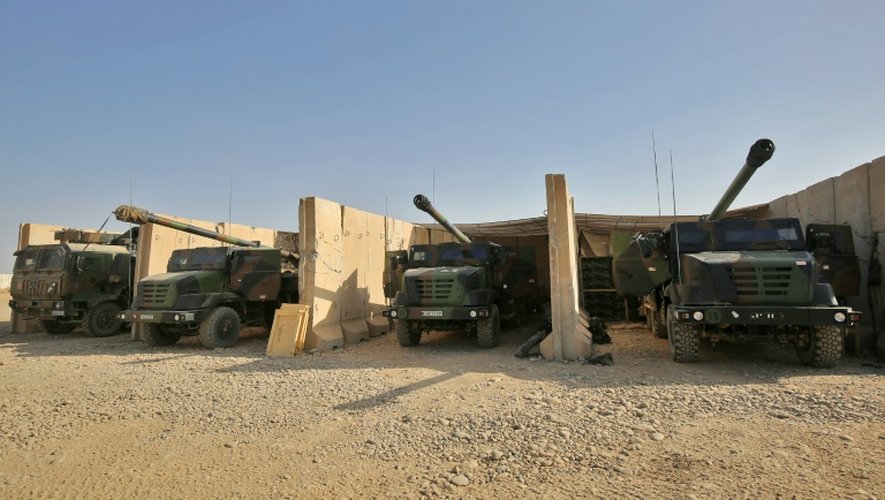 Des CAESAR (camion équipé d'un système d'artillerie) stationnent sur la base de Qayyarah, sud de Mossoul, le 31 octobre  2016