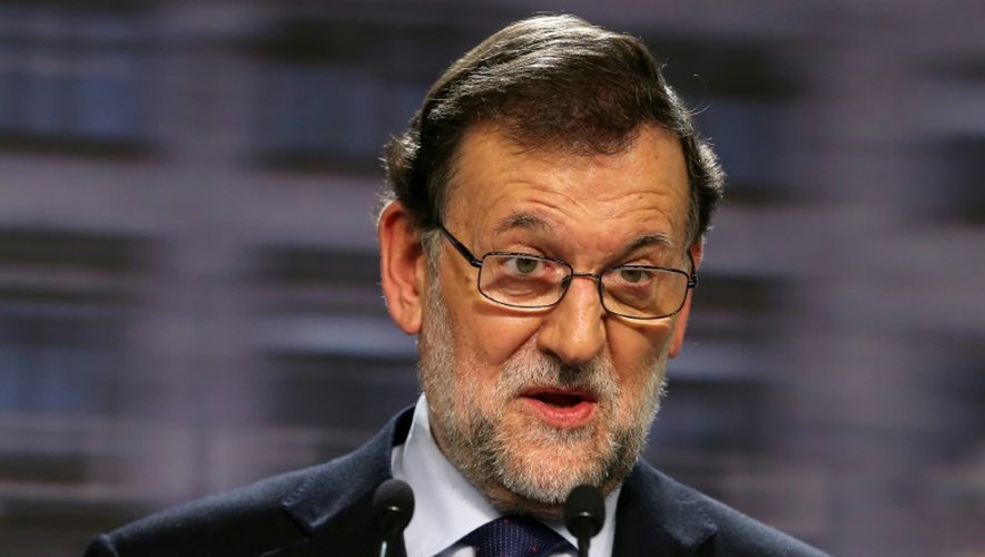 Le Premier ministre espagnol Mariano Rajoy s'exprime lors d'une conférence de presse, le 21 décembre 2015 à Paris