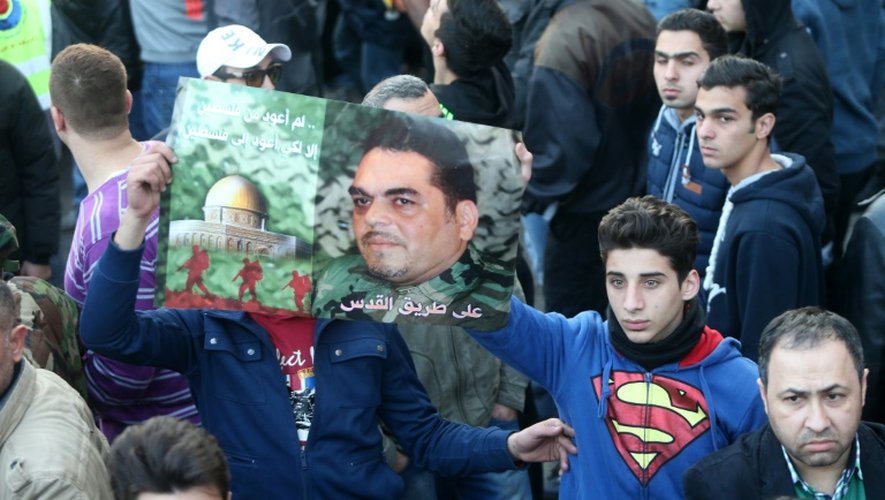 Des hommes brandissent le portrait de Samir Kantar, figure du mouvement chiite libanais, le 21 décembre 2015 près de Beyrouth