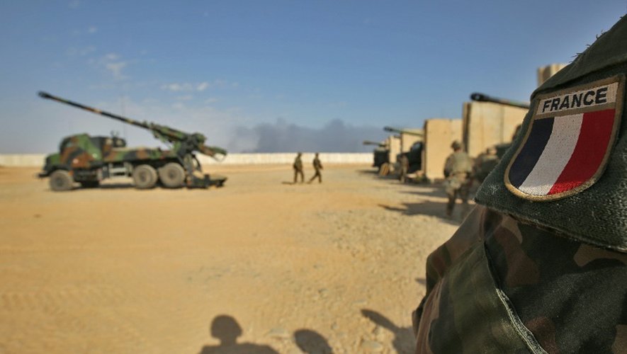 Des soldats français près d'un CAESAR (camion équipé d'un système d'artillerie) sur la base de Qayyarah (sud de Mossoul), le 31 octobre 2016